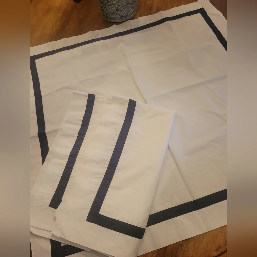 MATOUK Lowell EURO SHAM navy White Egyptian Cotton 27x27